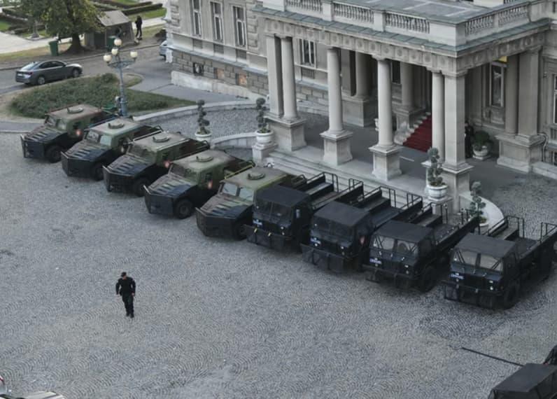 На улиците на Белград се појавија блиндирани полициски возила за растурање толпи (ВИДЕО)