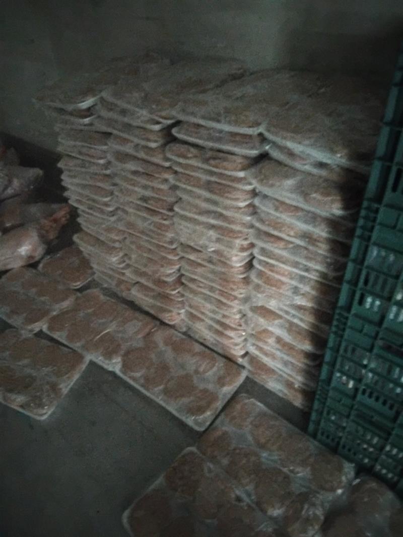 Уништени  470 килограми ќебапи, плескавици и внатрешни органи пронајдени во нерегистрирана комора во Општина Василево