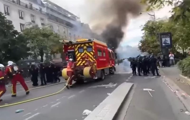 Франција и понатаму нестабилна: Полицискиот час останува на сила