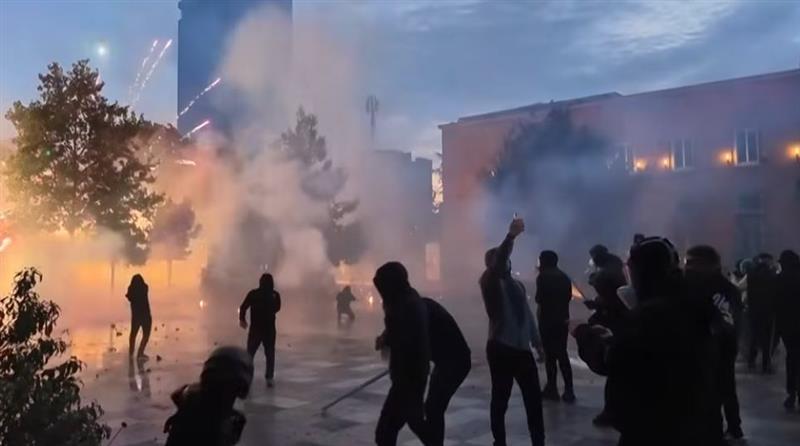 Судири со полицијата, повредени и барања за оставка на Рама на протестите во Тирана