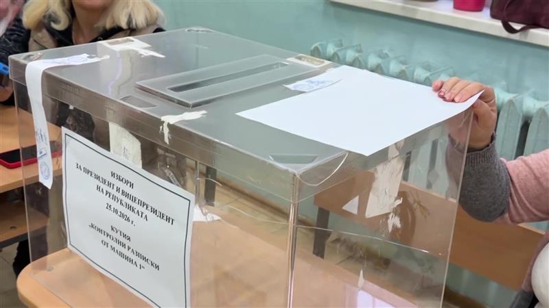 Тесна трка меѓу Јотова и Ѓуров и ниска излезност на претседателските избори во Бугарија
