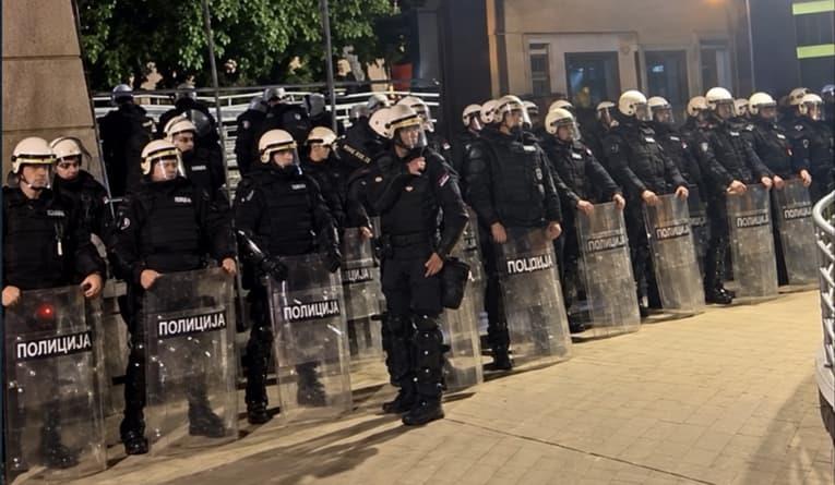 Граѓани се собраа пред телевизијата Пинк, фрлаа јајца кон зградата (ВИДЕО)