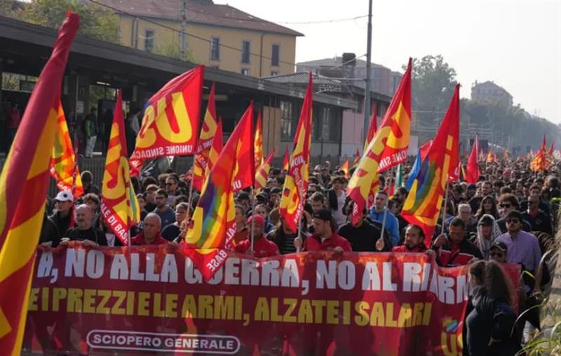 Тензично во Италија: Горат гуми во Џенова, во Торино фрлаат јајца врз полицијата (ВИДЕО)