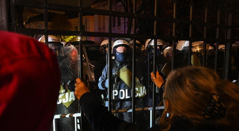 Хаос во Полска: Полицијата упадна во Уставниот суд, претседателот го прекина летот кон Сенегал (ВИДЕО)