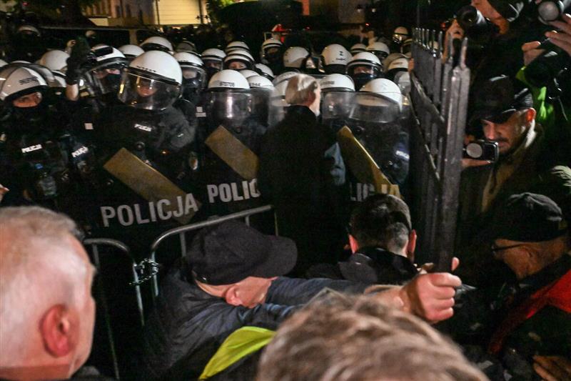 Протести пред Уставниот суд во Варшава,спорот околу Уставниот суд ескалираше со полициска интервенција и протести