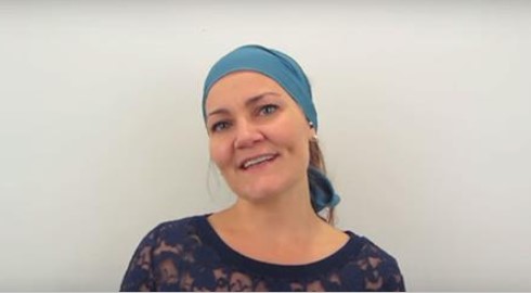 И досадило да ја крие седата коса и решила да направи драстична промена!(видео)