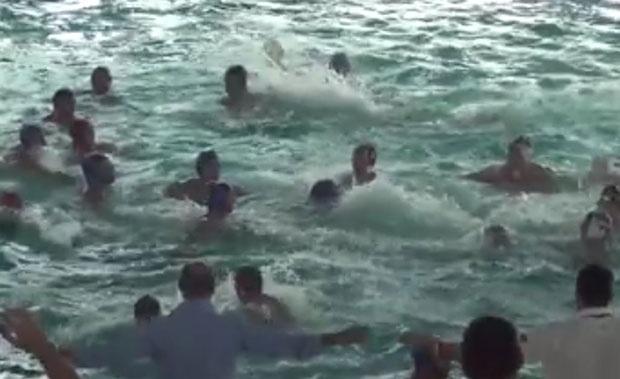 Видео: Тепачка во базен меѓу ватерполистите на Хрватска и Грција