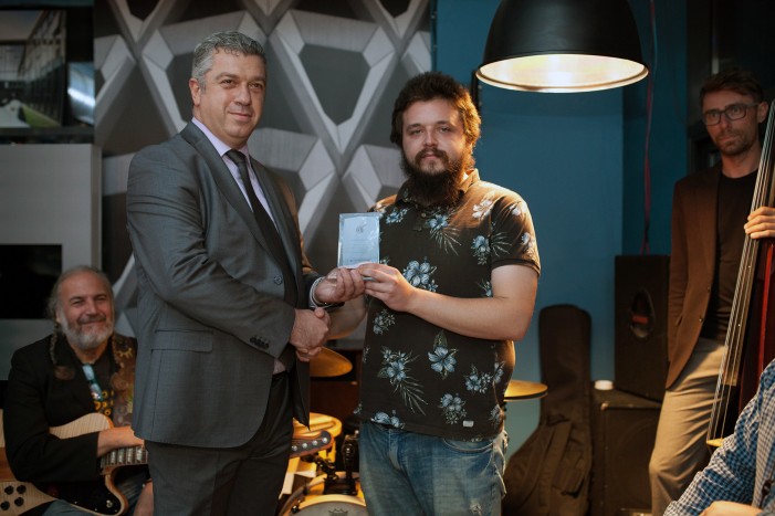 Виктор Филиповски награден како најдобар млад џез-музичар од „Катар ервејс“

