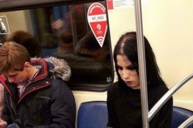 Како да добиеш место додека се возиш во метро?
