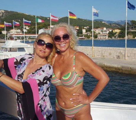Лепа Брена покажа како изгледа на 57 години во бикини